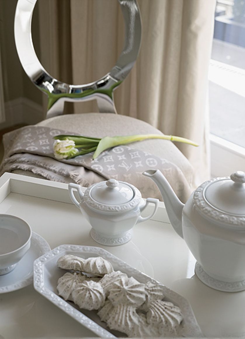 Elegancka porcelana i dodatki w stylu francuskim.