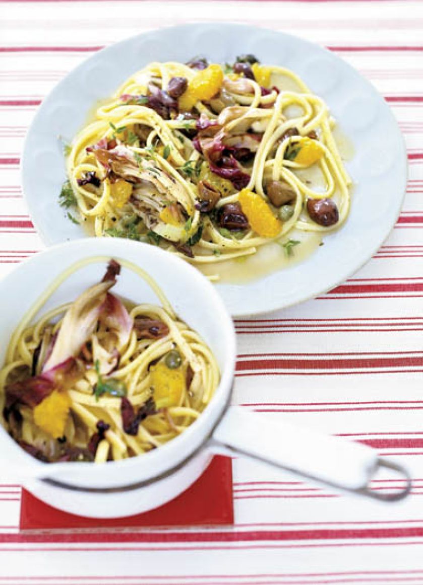 Makaron z radicchio, pomarańczami i oliwkami