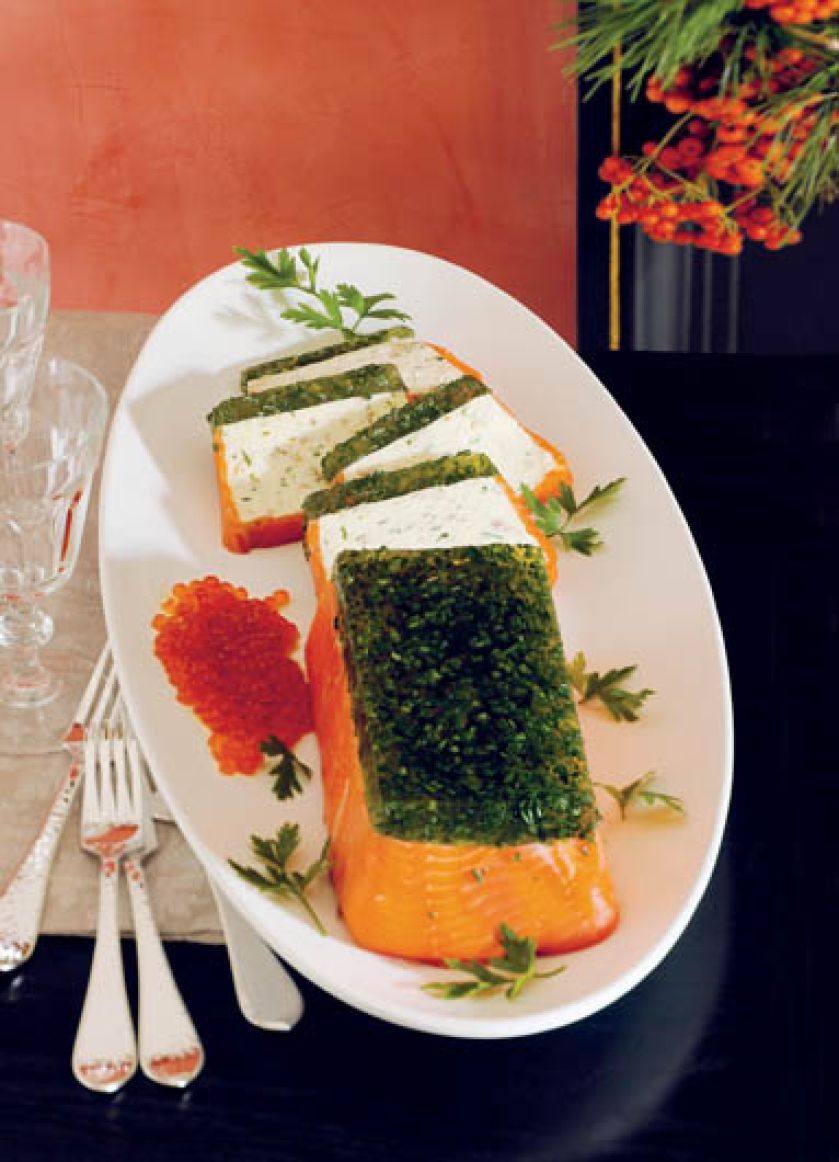 Mus z wędzonego węgorza na płatkach łososia.