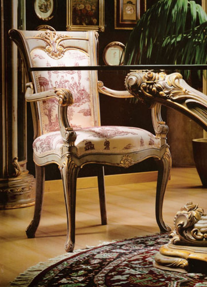 Krzesło Noble z drewna czereśni wykończone jest 24-karatowym złotem. Zapłacimy za nie 12 485 zł. HEBAN