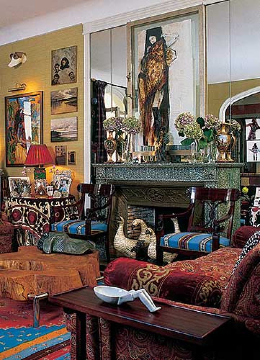 Lustro nad kominkiem jeszcze zwielokrotnia niezwykłą iloć ozdób i wzorów.