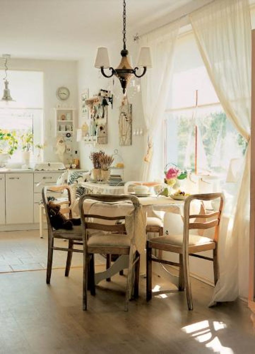 Nad stołem wisi lampa. 166 mil od morza