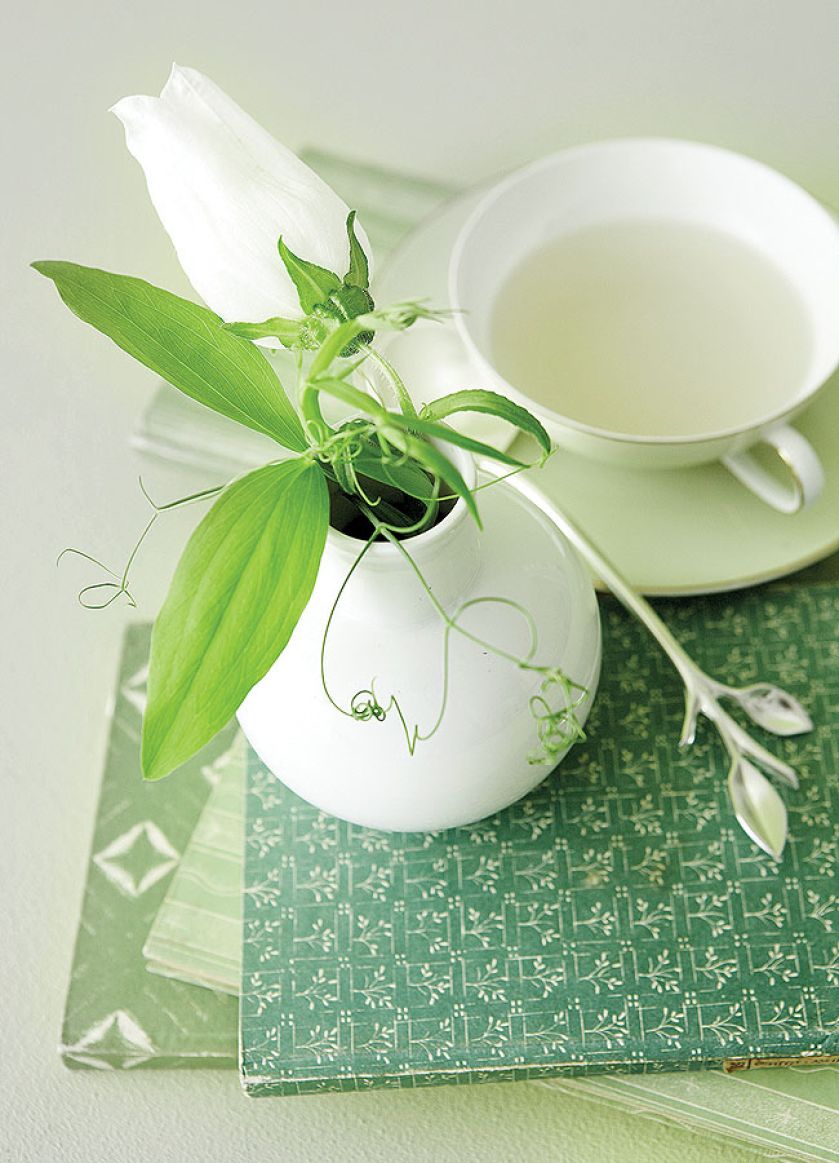 Pojedyncze gałązki kwiatów albo same pąki można wstawić do małych kieliszków, filiżanek, kubeczków.