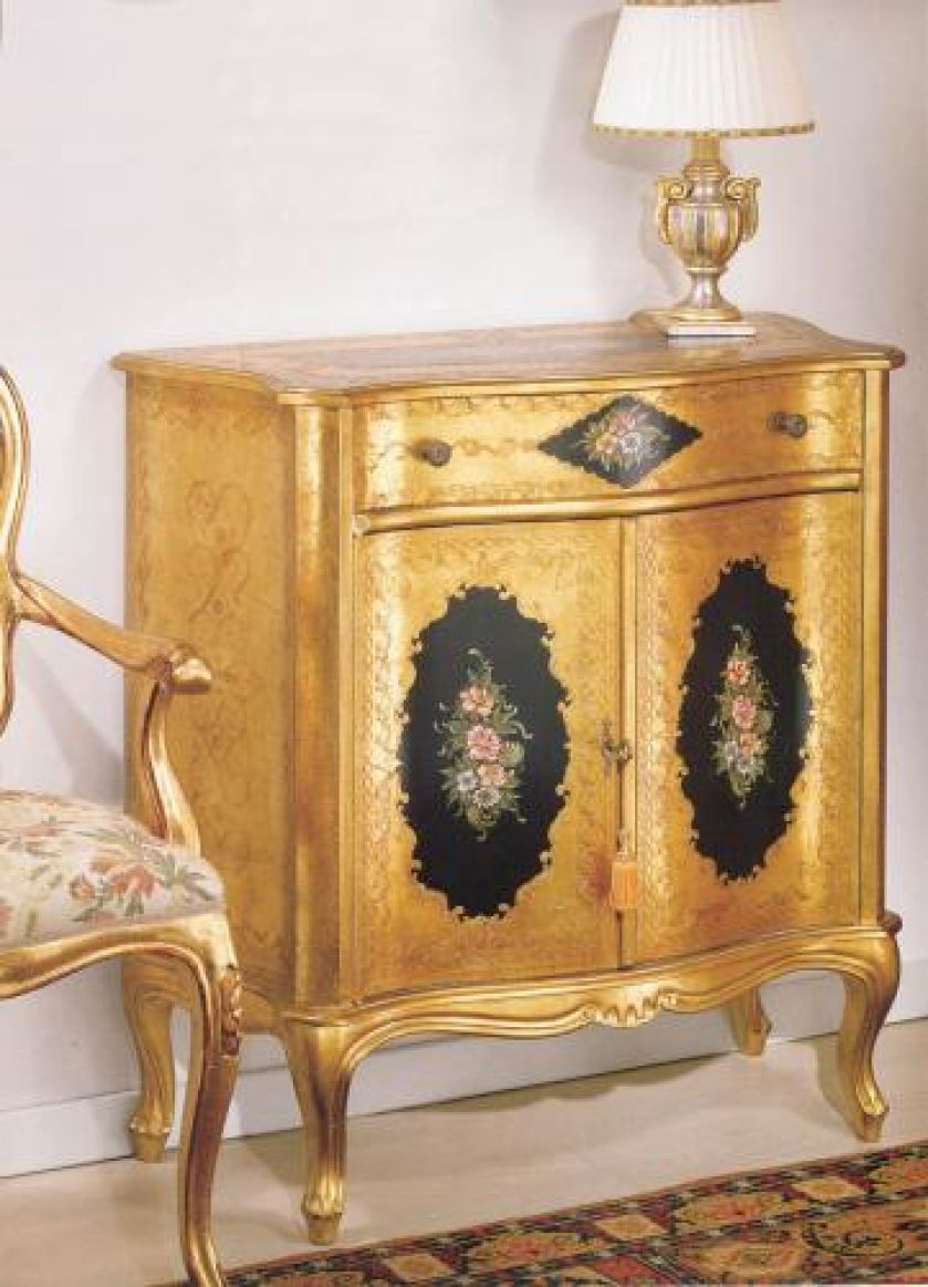 Ta komoda kryje w sobie podręczny barek. Wymiary: 86 x 40 x 93 cm. Cena - 13 156 zł. ORIGINE ITALIA