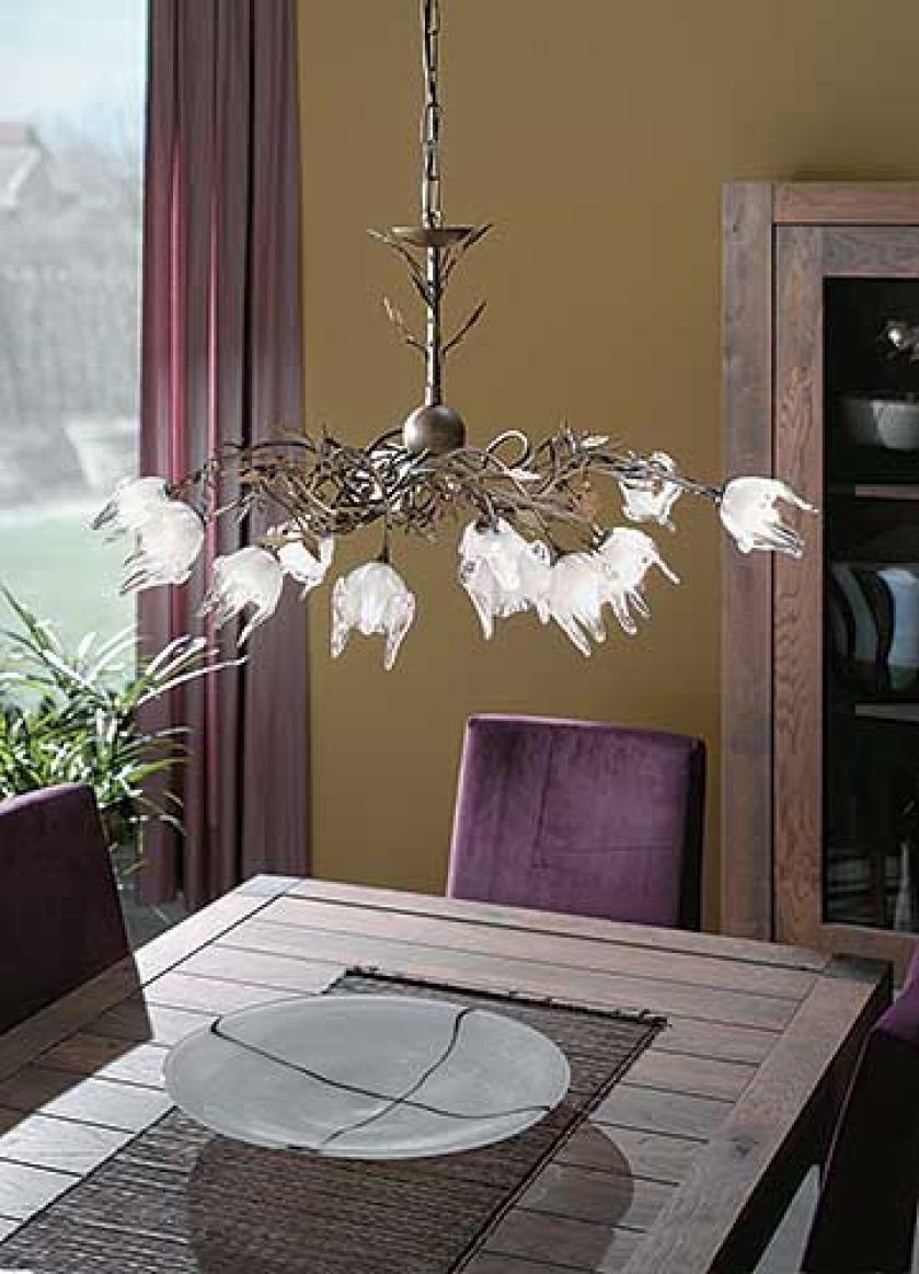 Żyrandol firmy Massive pasuje i do wnętrz klasycznych i nowoczesnych. Cena - 850 zł. GALERIA MEBLI CAROLINE - CENTRUM WITEK