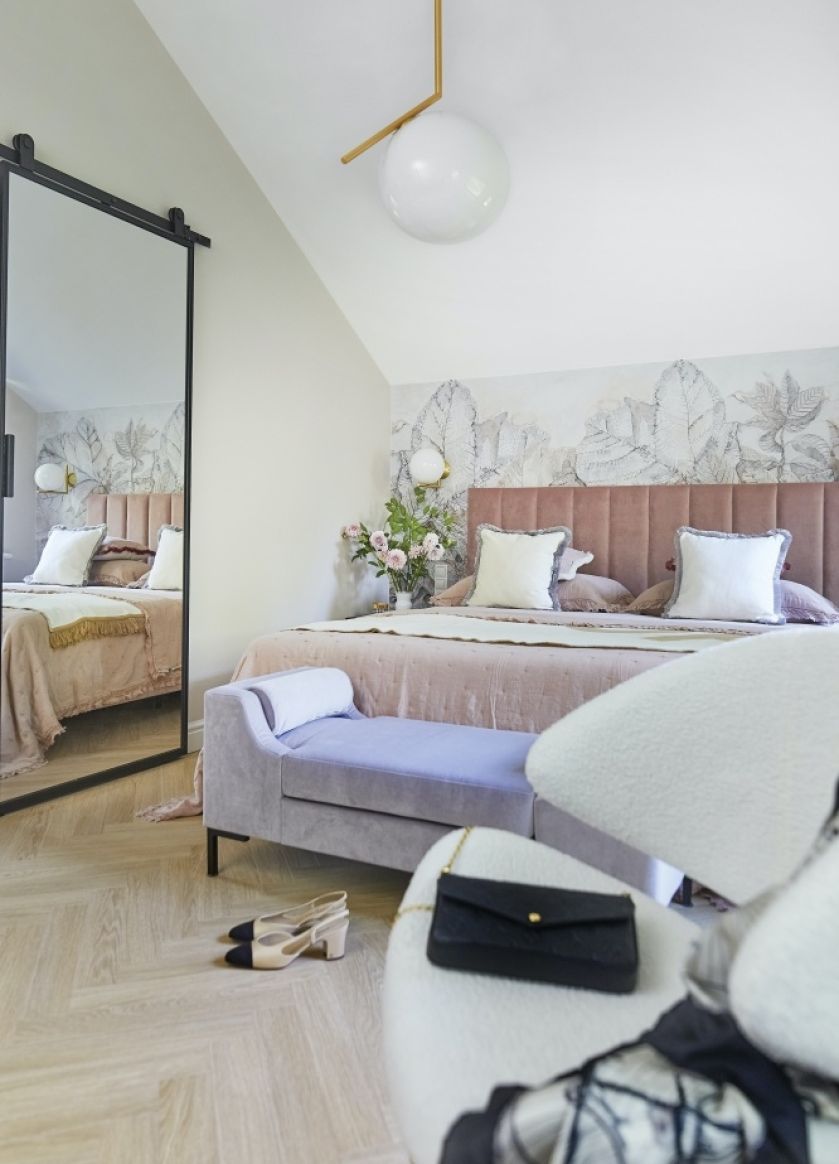 pastelowe różowe łóżko