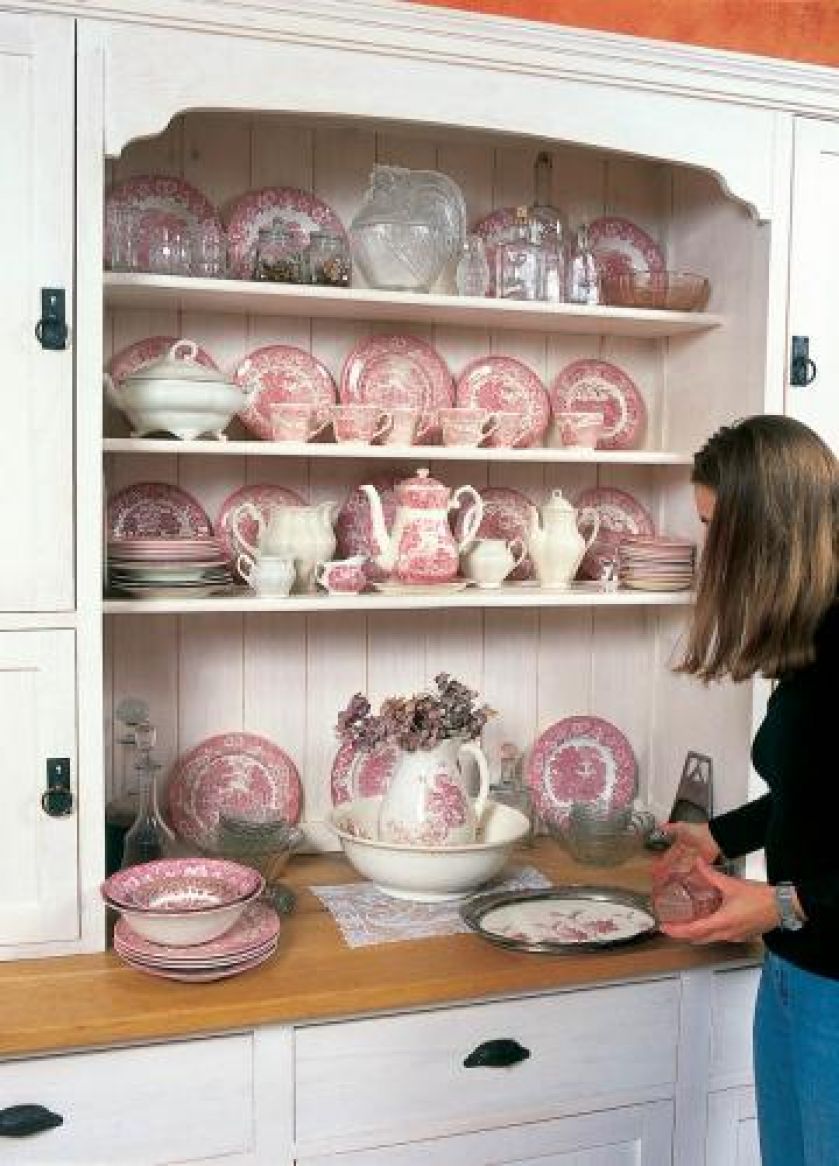 Na kredensie stoi kolekcja porcelany.