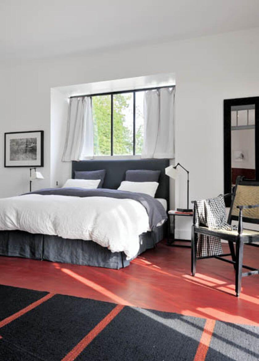 Łóżko do gościnnej sypialni Sara zaprojektowała sama, krzesło kupiła w hiszpańskim sklepie Becara.