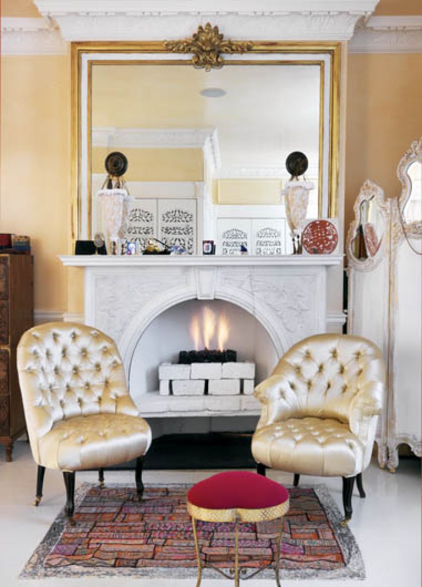 Niemalże barokowy przepych: złocone fotele, lustra i detale.