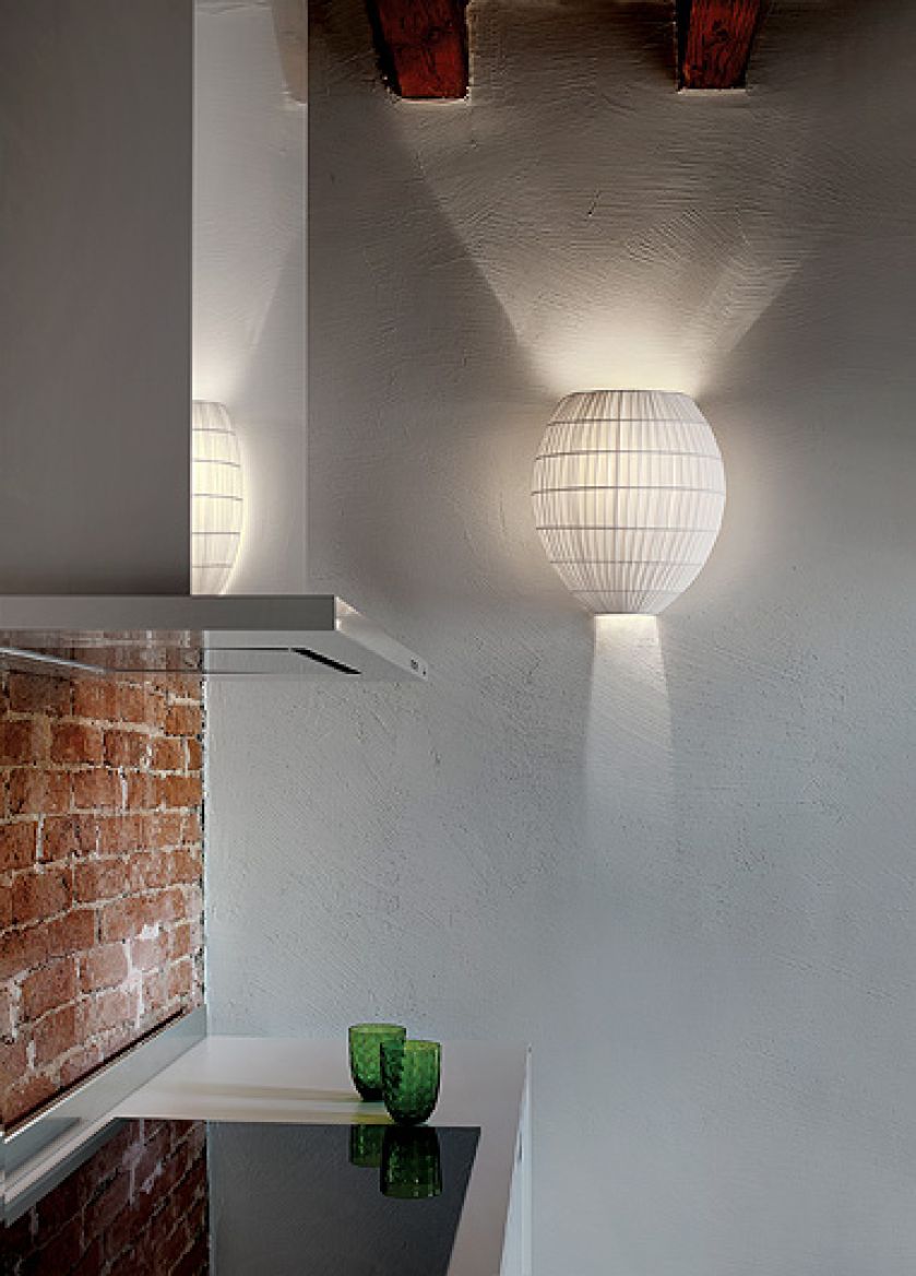 Podstawę lampy firmy Porta Romana zrobiono z niklu, do kompletu abażur z tkaniny, 12 500 zł, Decodore