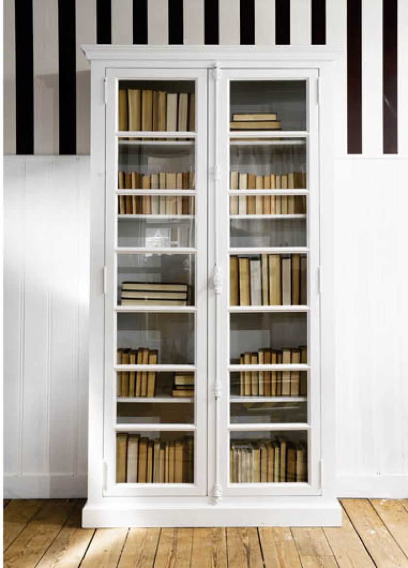 Regał Newport firmy Riviera Maison zrobiony jest z olchy. FORMADECOR/MOOI