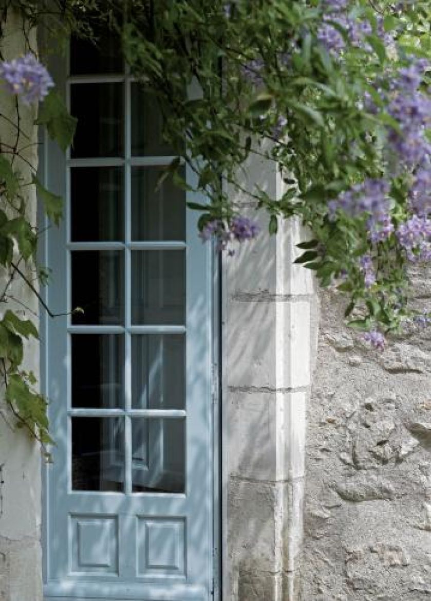 Błękitne drzwi prowadzą na patio. Zameczek dla dwojga