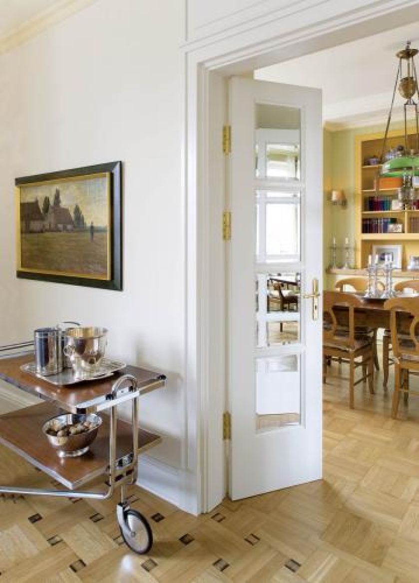 Przeszklone drzwi. Apartament w kamienicy na Powiślu