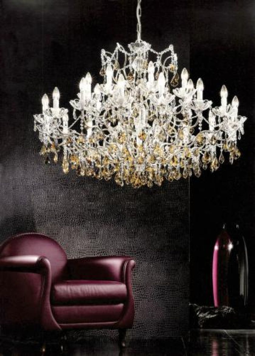 Ten klasyczny żyrandol można zamówić w kolorze złota lub srebra. Zdobią go kryształki Swarovskiego. W