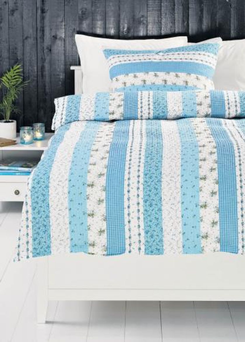 Wraca moda na puchowe piernaty, poduchy, pledy, kapy, falbany, koronki...