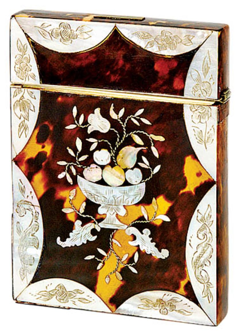 Angielski wizytownik z masy perłowej dekorowanej skorupą żółwia, około 1860 r., z kolekcji Włodzimierza Hermana,