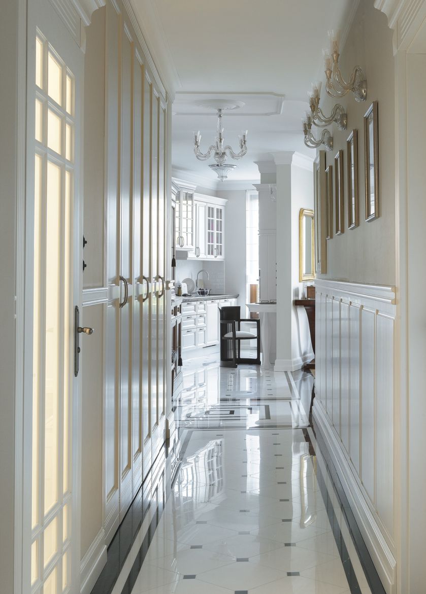 biały hol w stylu art deco