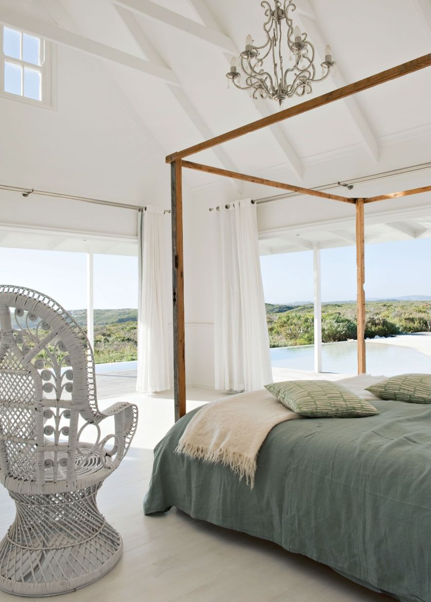 Sypialnia w krajobrazie. Gina i Rob zrezygnowali z tradycyjnych ścian po to, by mieć widok na busz i ocean.