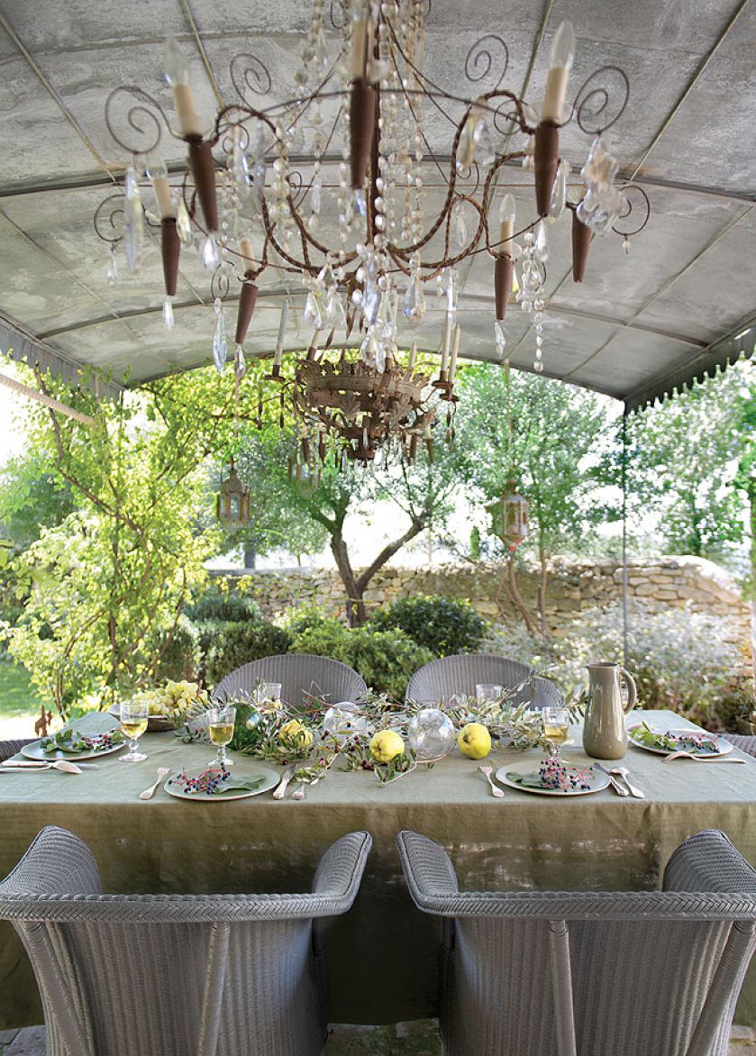 Obiad w ogrodzie. Fotele marki Vincent Sheppard. Zastawa od Jars Ceramistes.