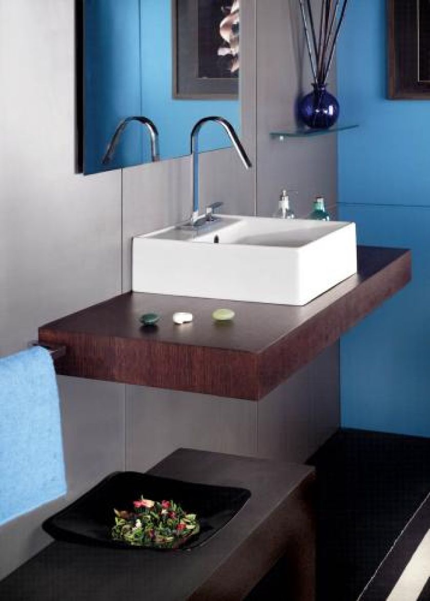 Bateria GQ na ozdobnej chromowanej podstawie (2400 zł). CORAM POLAND