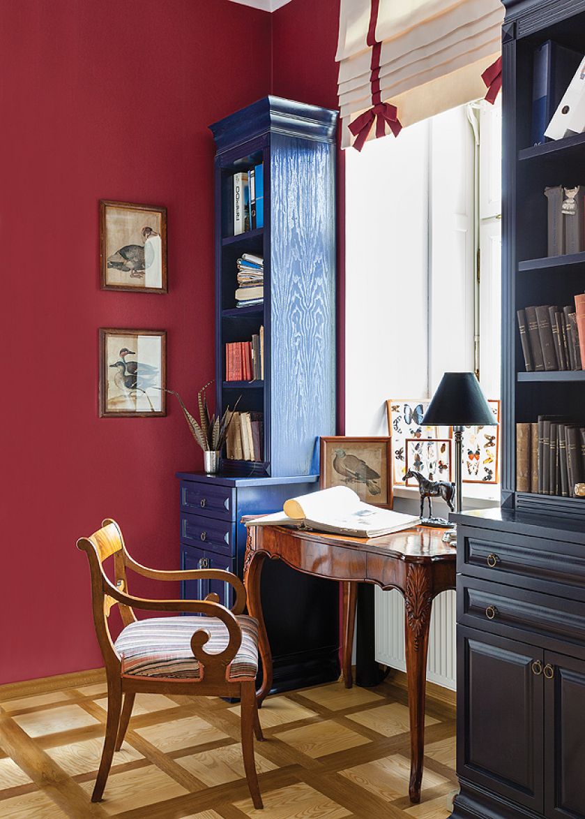 Do domu prowadzi długa lipowa aleja, dookoła trzyhektarowy park ze starymi klonami, po obu stronach budynku dwa dęby, pomniki