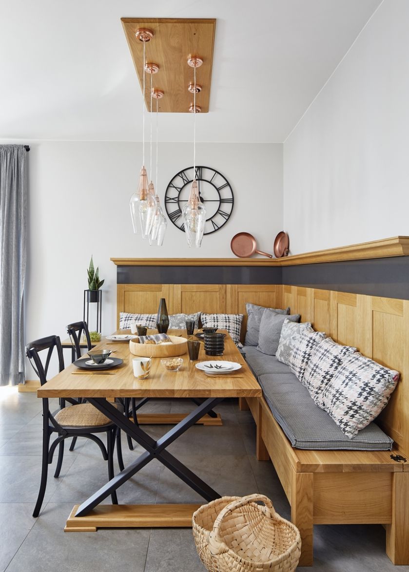 drewniana okładzina na ścianie za stołem w kuchni