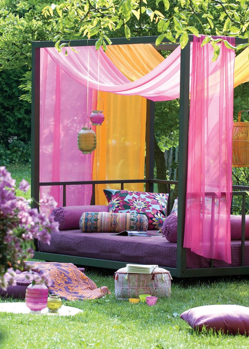 Plain air, czyli świeże powietrze, łono przyrody. Wszystko pięknie, ale szałowych kreacji potrzebują też stoły.