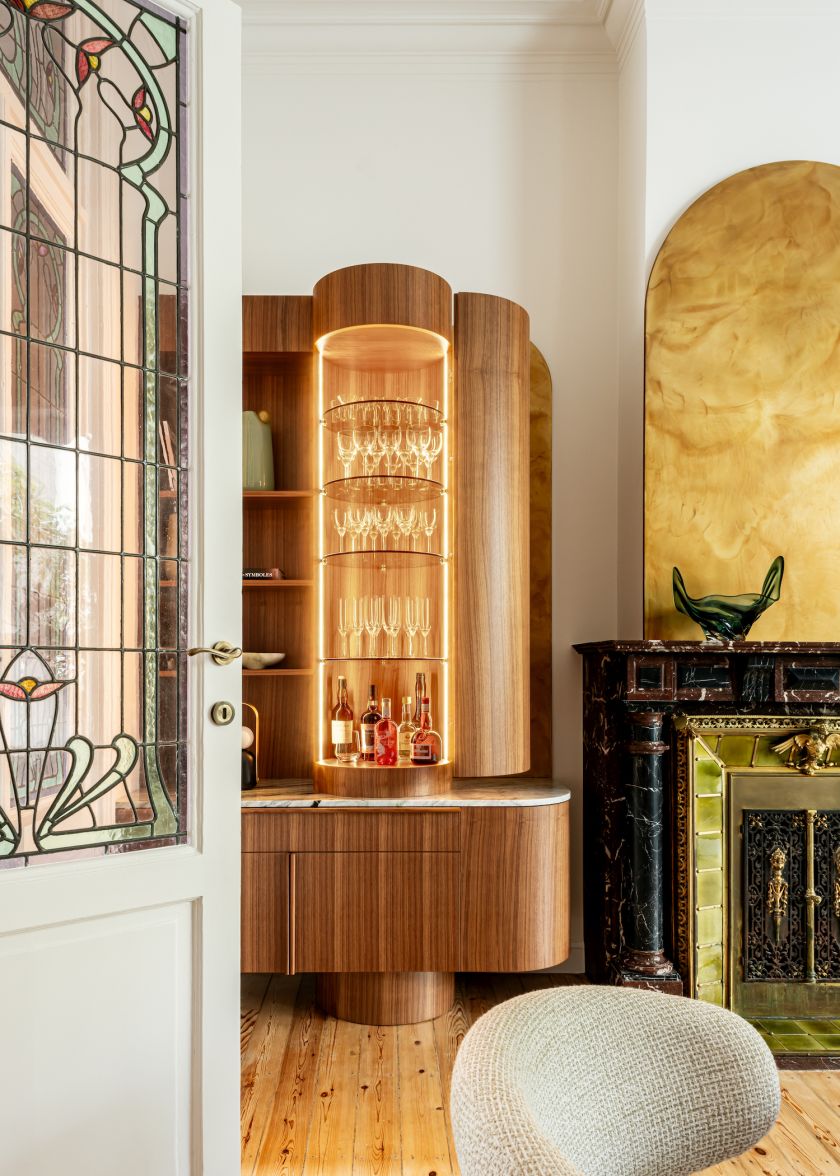 luksusowy salon z kominkiem w mieszkaniu w historycznej kamienicy