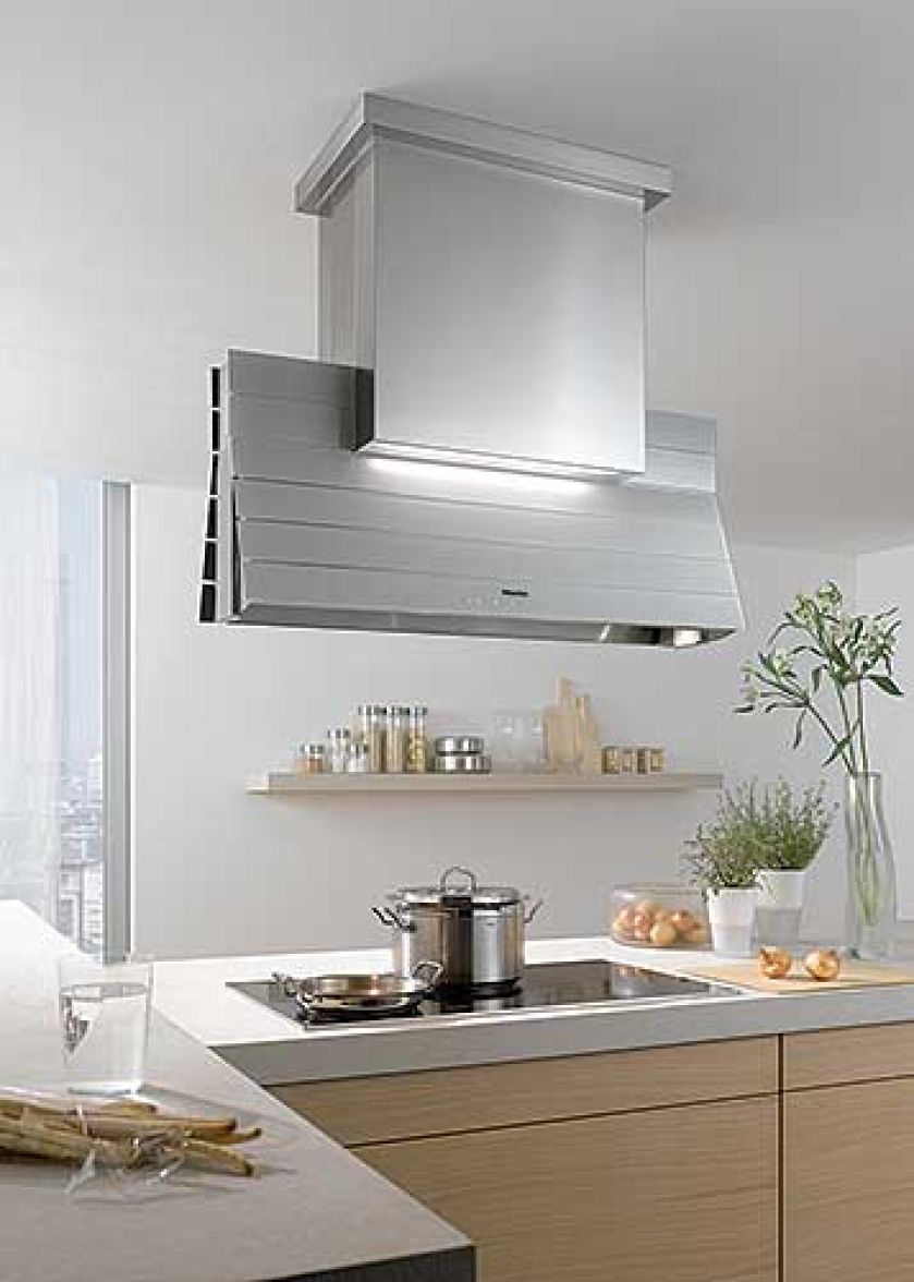 Wyciąg DA 500D ma ruchome skrzydła, które możemy otworzyć lub zamknąć, w zależności od tego, czy gotujemy wodę, czy