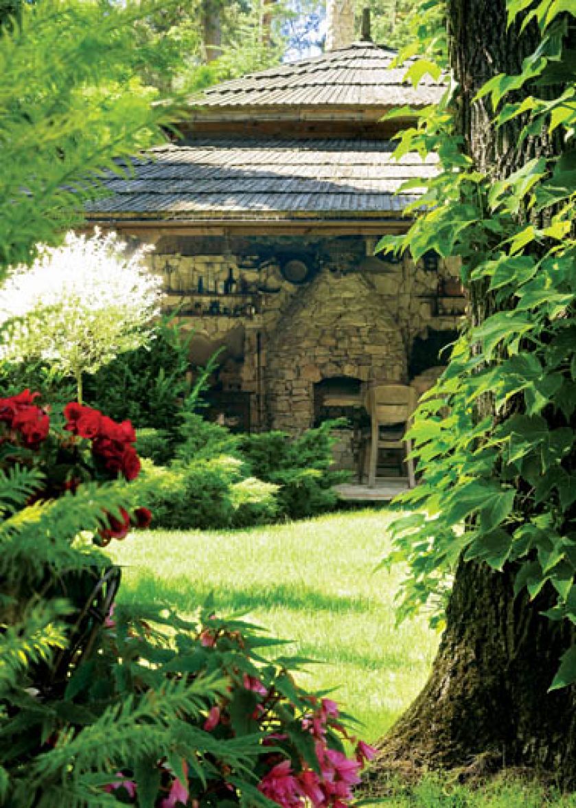 Altana z kamiennym grillem kryta jest podwójnym gontem.