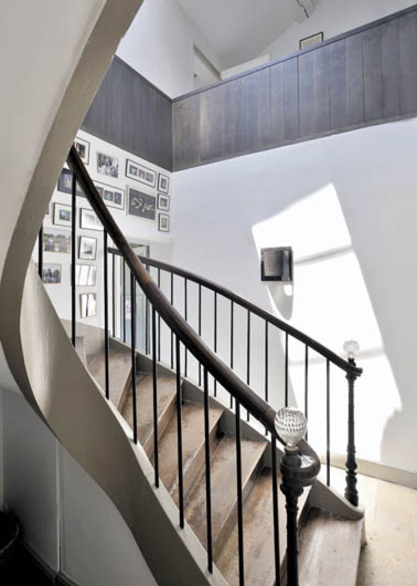 Na piętro prowadzą skrzypiące schody.