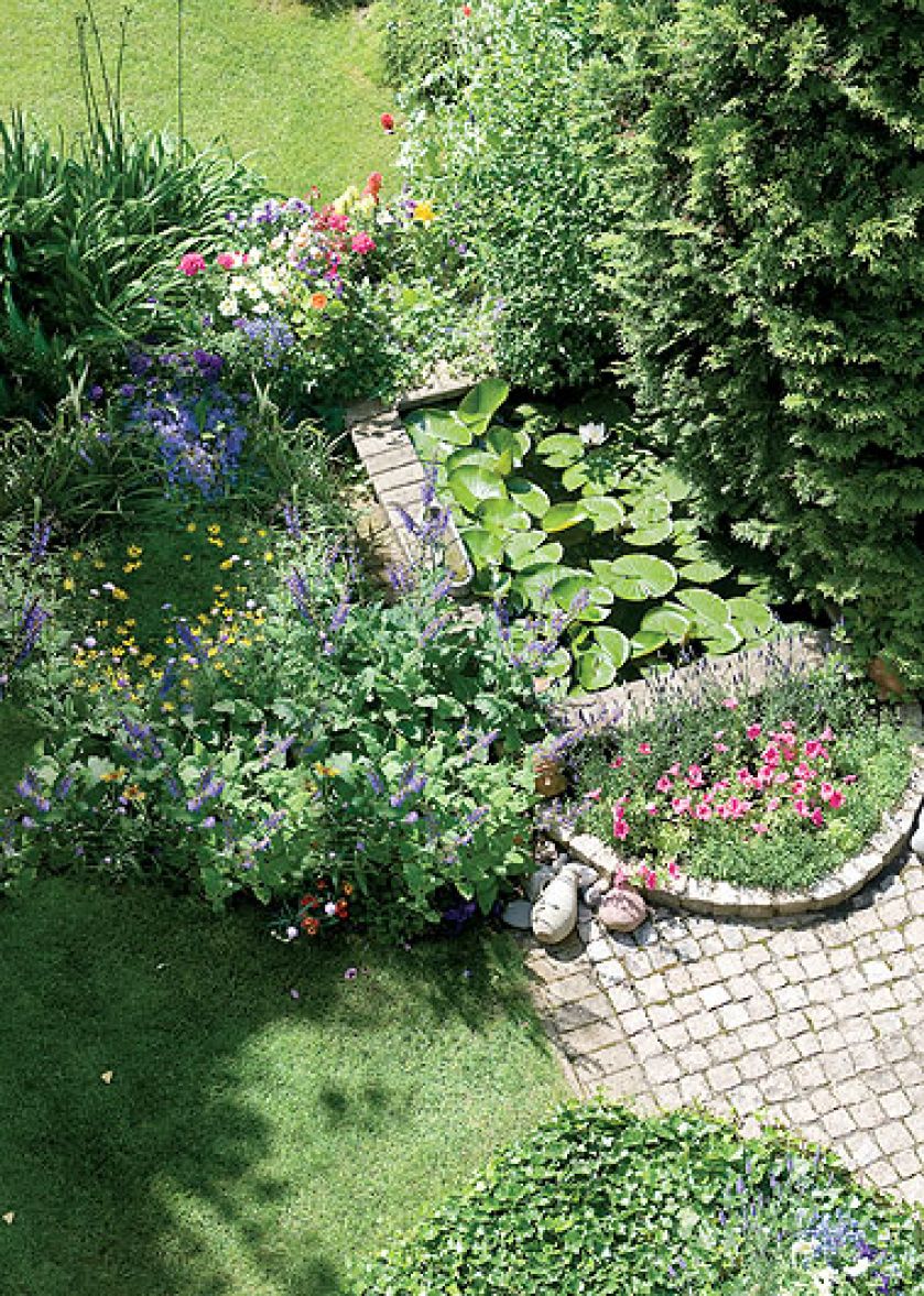 Przez kolejne części ogrodu prowadzą ścieżki opasane niskimi murkami z żółtego granitu.