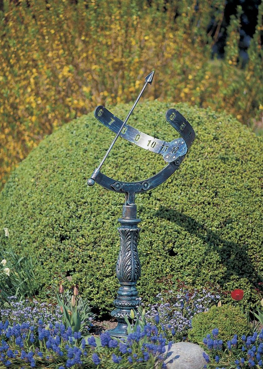Zegar słoneczny firmy Robers. Ręcznie kute lampy do ogrodu