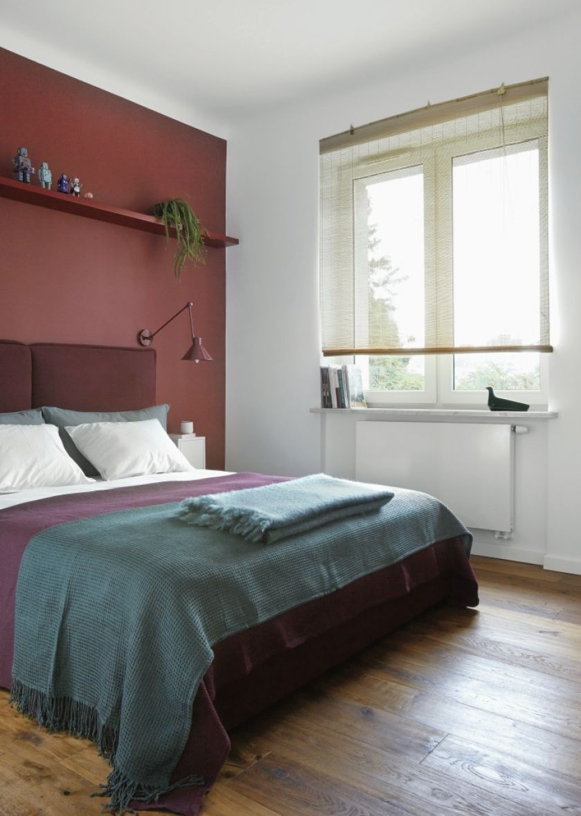 czerwona ściana w sypialni
