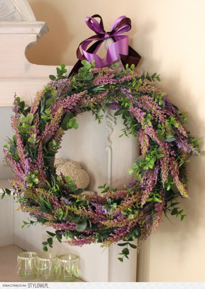 Jak zrobić jesienną dekorację z wrzosów? Wrzos posadzony w prowansalskiej doniczce nie bez powodu nazywany