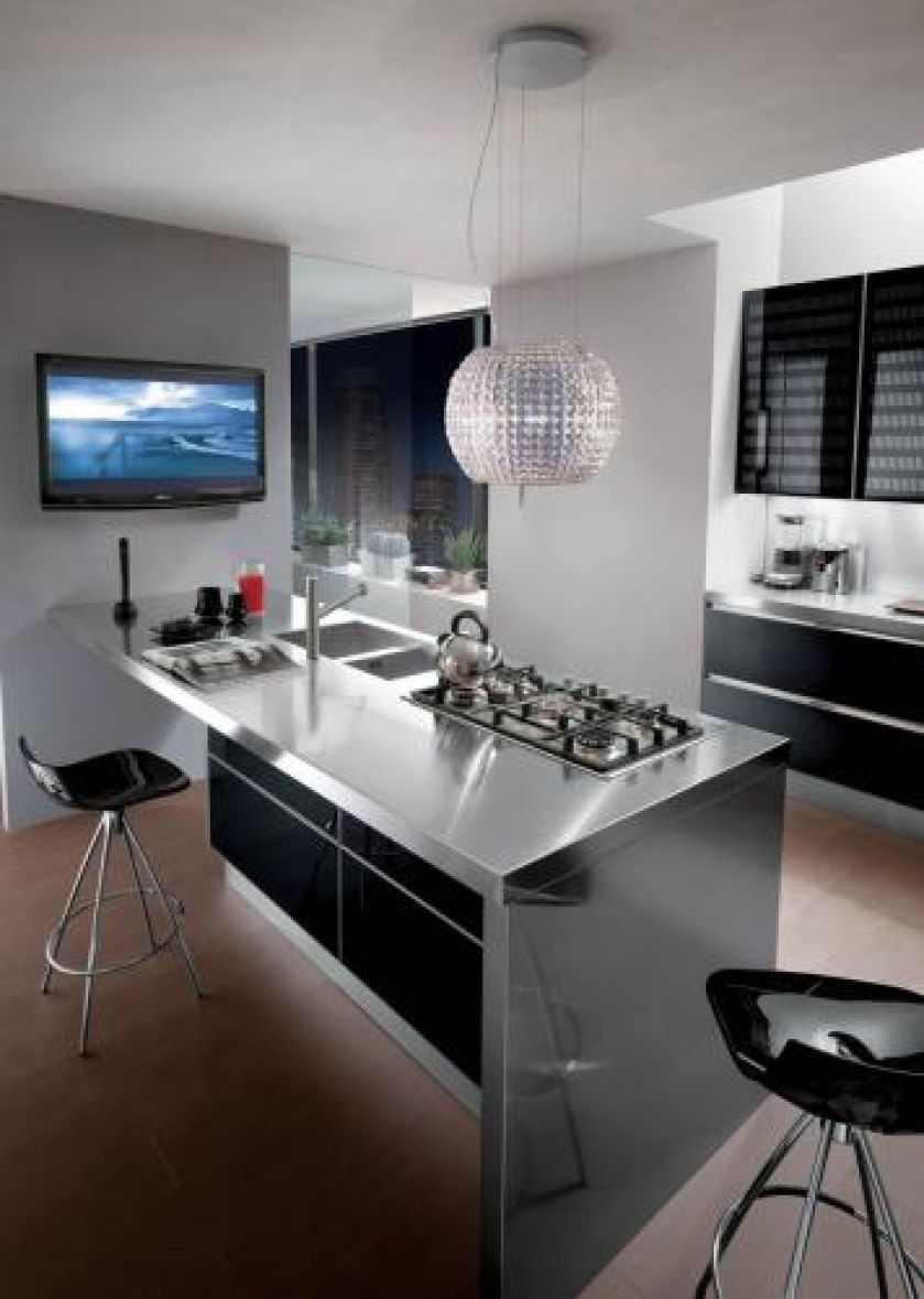 Już kuchnia czy jeszcze salon? Z żyrandolem i telewizorem. SCAVILINI