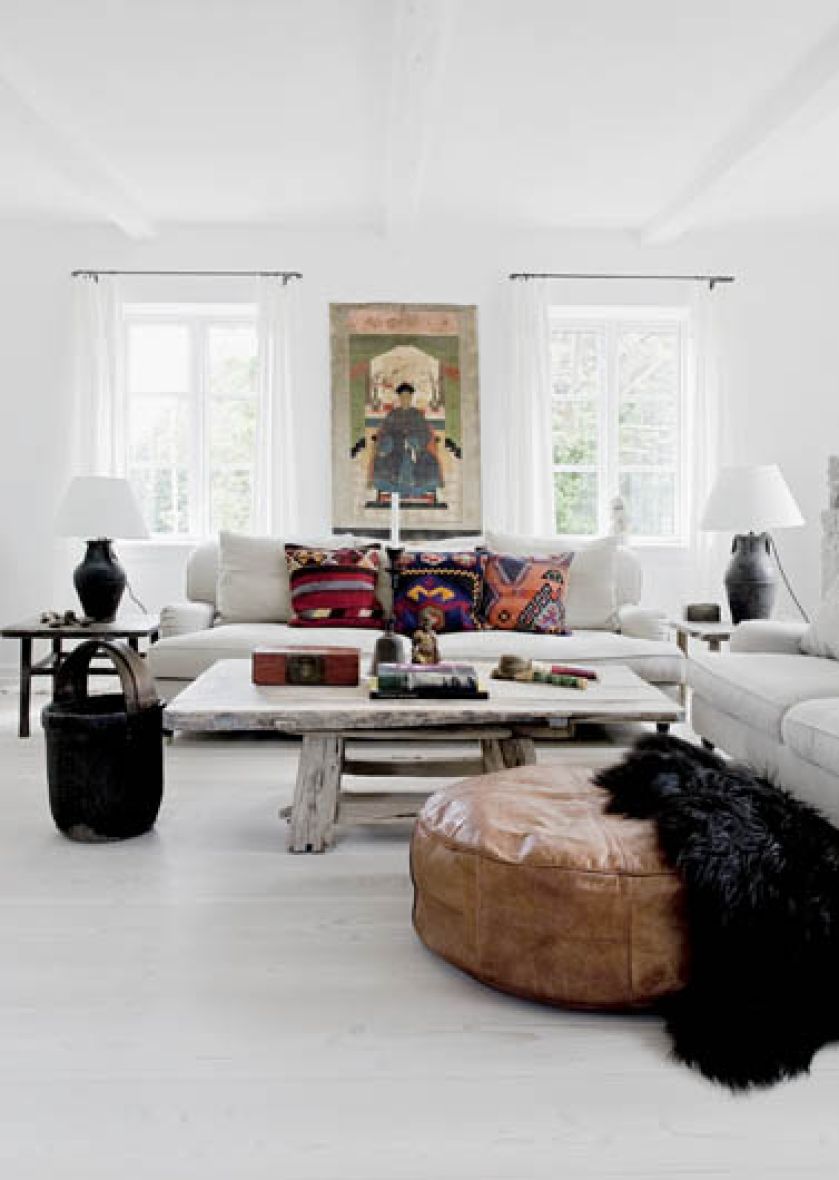 Etniczna mieszanka. Sofa z włoskiej firmy Meridiani, chiński stolik kawowy oraz marokańskie pufy.