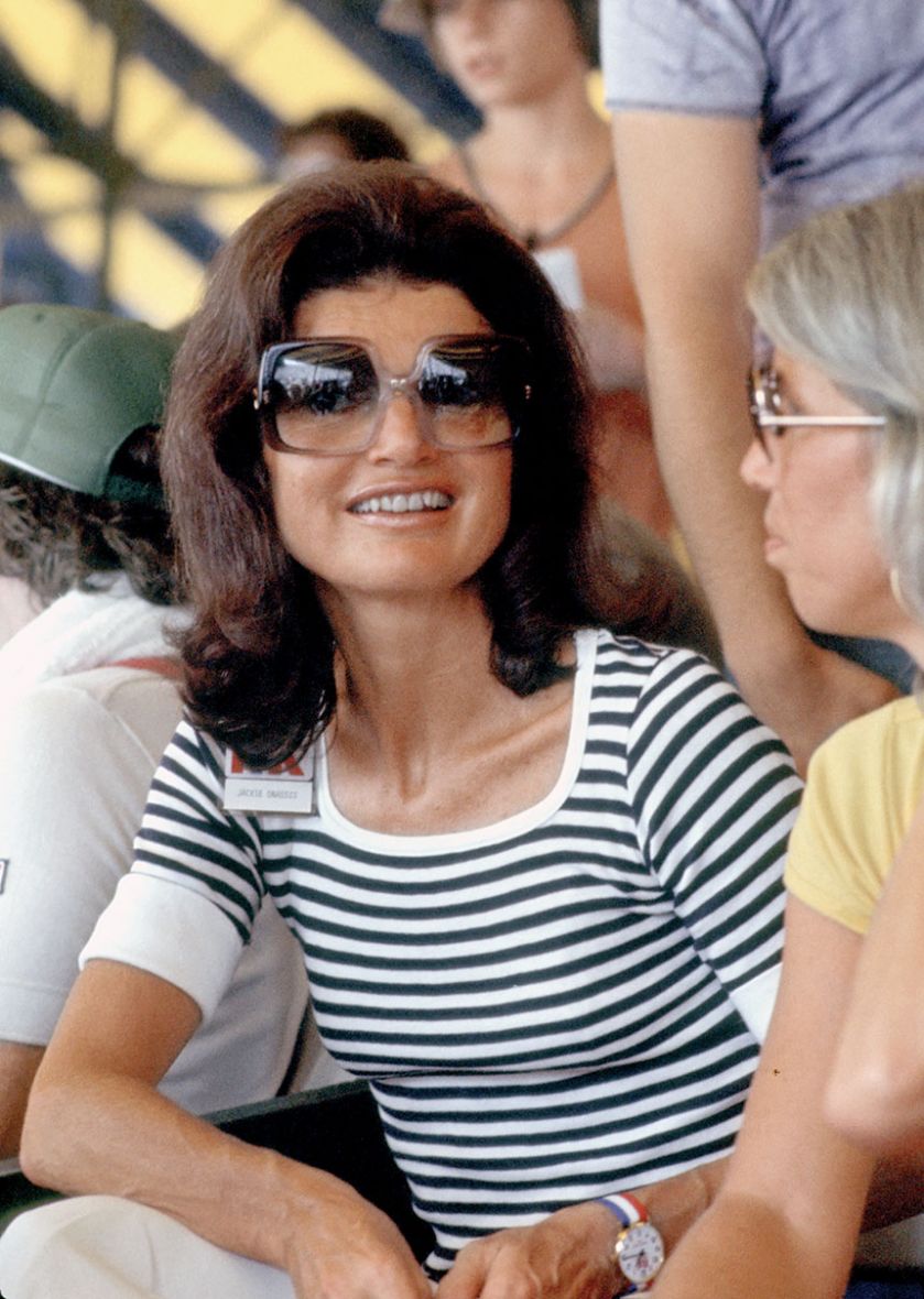 Jackie Onasis w modelu Nina Ricci 3203 podczas turnieju tenisowego Pro-Celebrity w Forest Hills w Nowym Jorku, 1976 r.