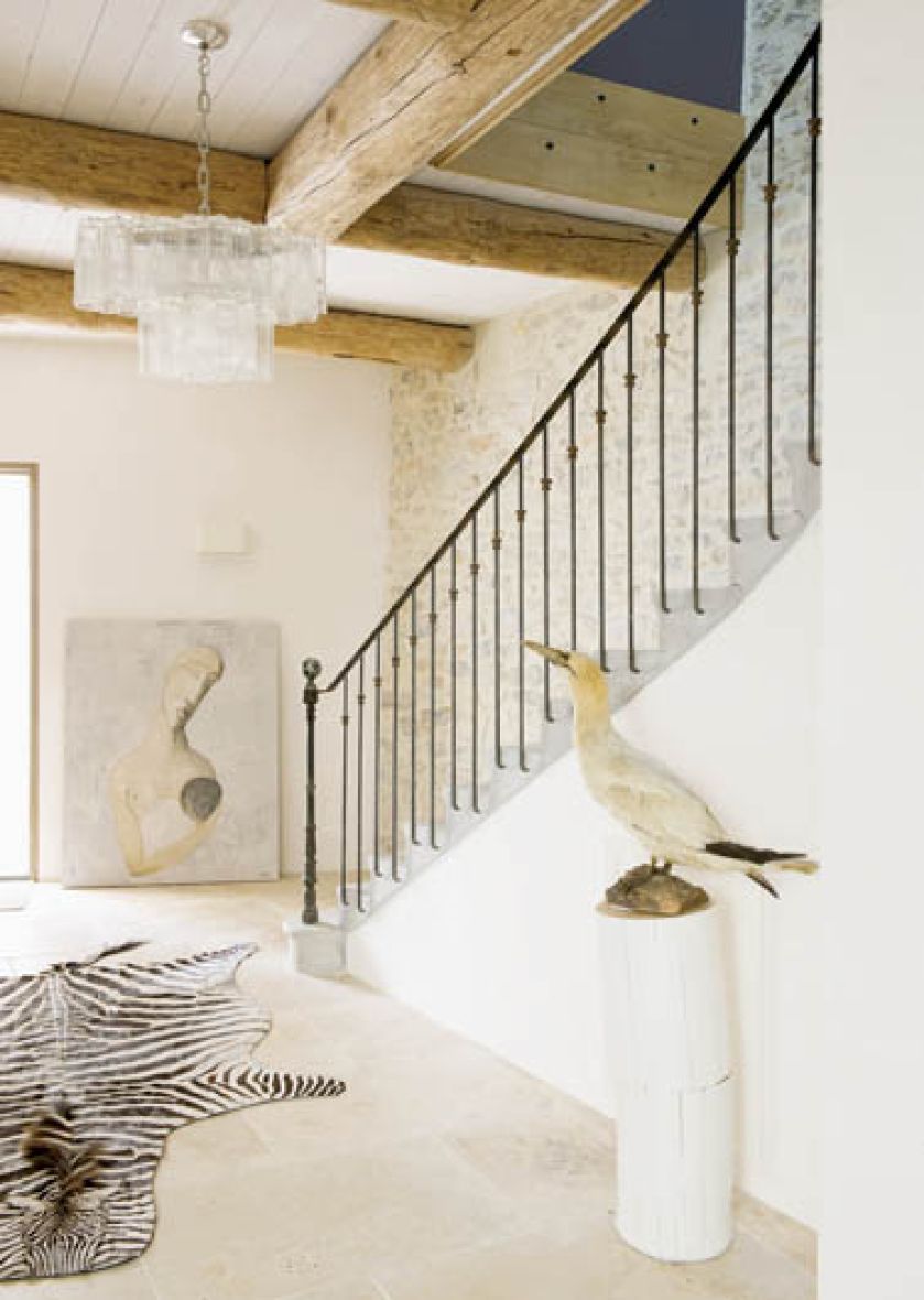 Obraz, który zdobi hol, namalowała pani domu. Głuptaka to prezent, a włoski krysztłowy żyrandol został