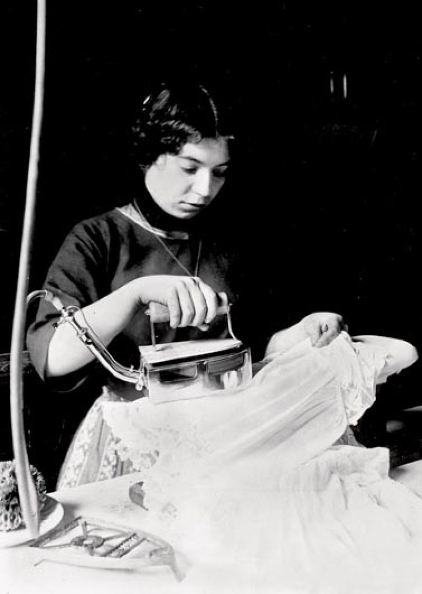 Prasowanie żelazkiem gazowym, 1919 r., fot. East News