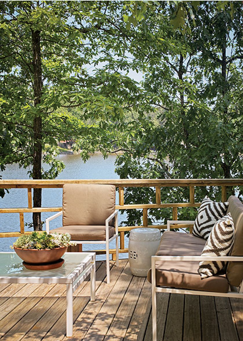 Proste meble tarasowo-ogrodowe z ciekawymi poduszkami.