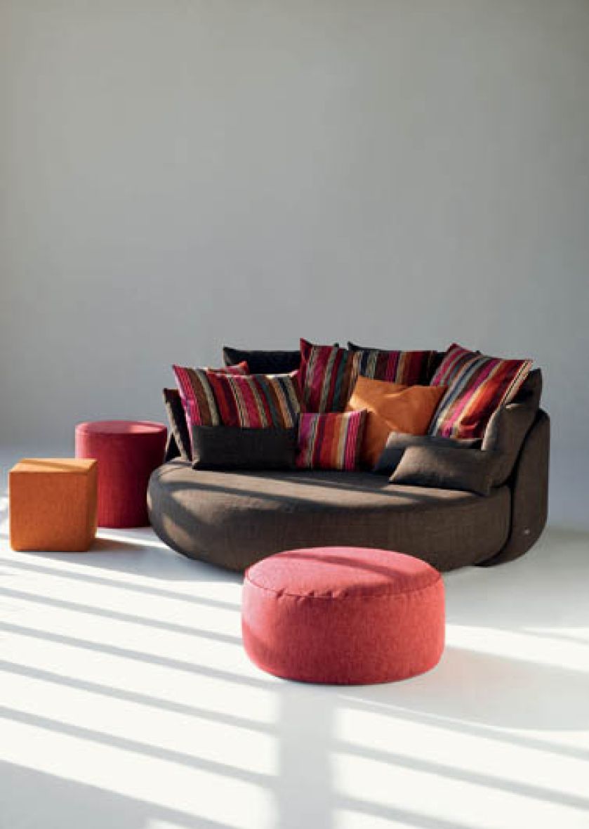 Sofa i pufy Tiamat z tweedu. Żakardowe poduszki Moomba. Missoni