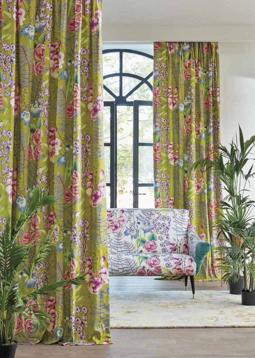 Sofa obita tkaniną w kwiaty