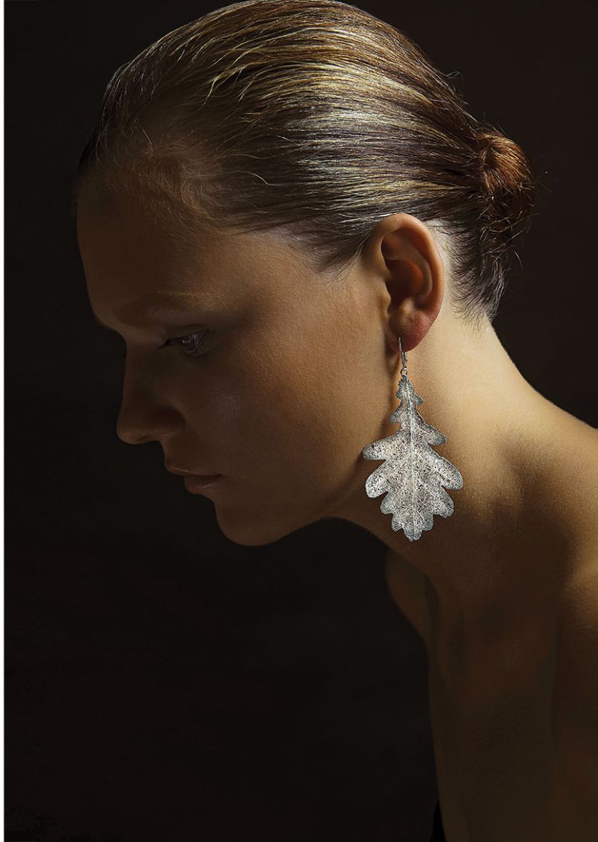 Kolczyk liść z pracowni Ewy Rudowskiej.