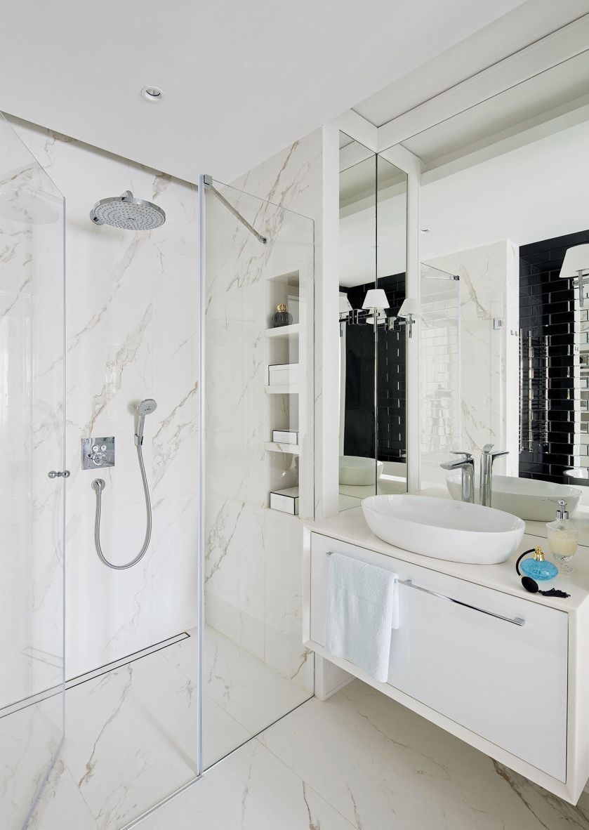 biała łazienka z prysznicem