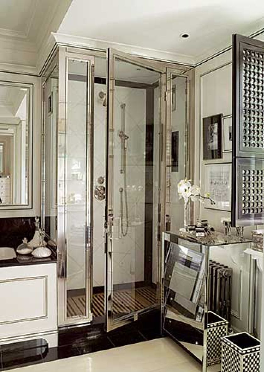 Graham swoją łazienkę urządził w stylu art déco. Postawil na geometryczne ksztalty i błyszczące powierzchnie - chrom i czarny