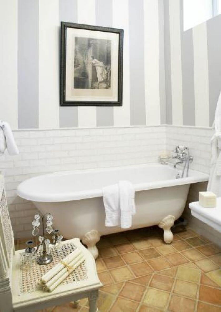 Łazienka jest kolejnym pokojem. Możemy powiesić w niej obrazy, postawić wazoniki z kwiatami, figurki, świeczniki...