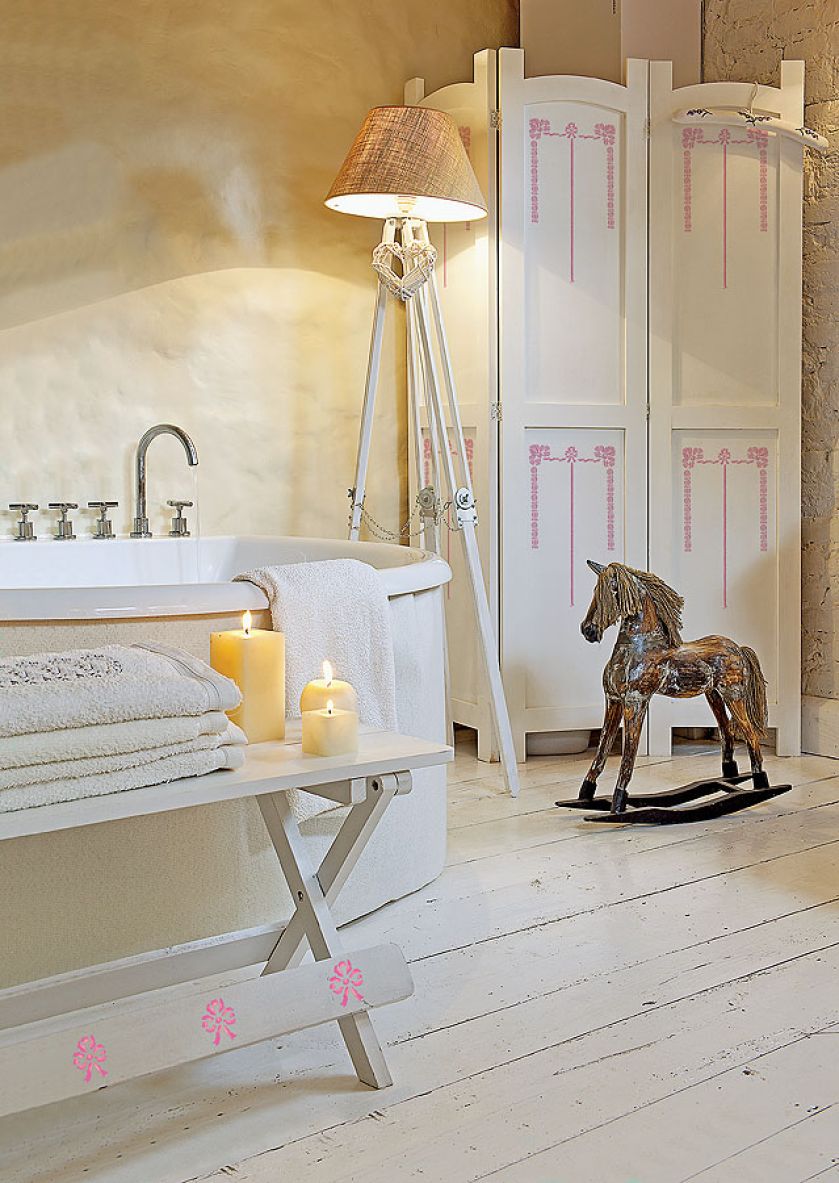 Takim wzorem można ozdobić zarówno ścianę, jak i mebel, np. szafę lub komodę.