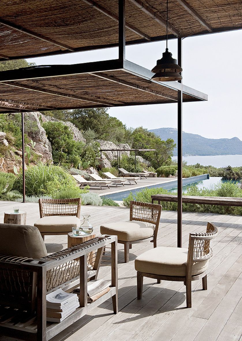 Metalowy dach pokryto trzciną. Kanapa i fotele z ażurowymi oparciami są z firmy Unopiu.