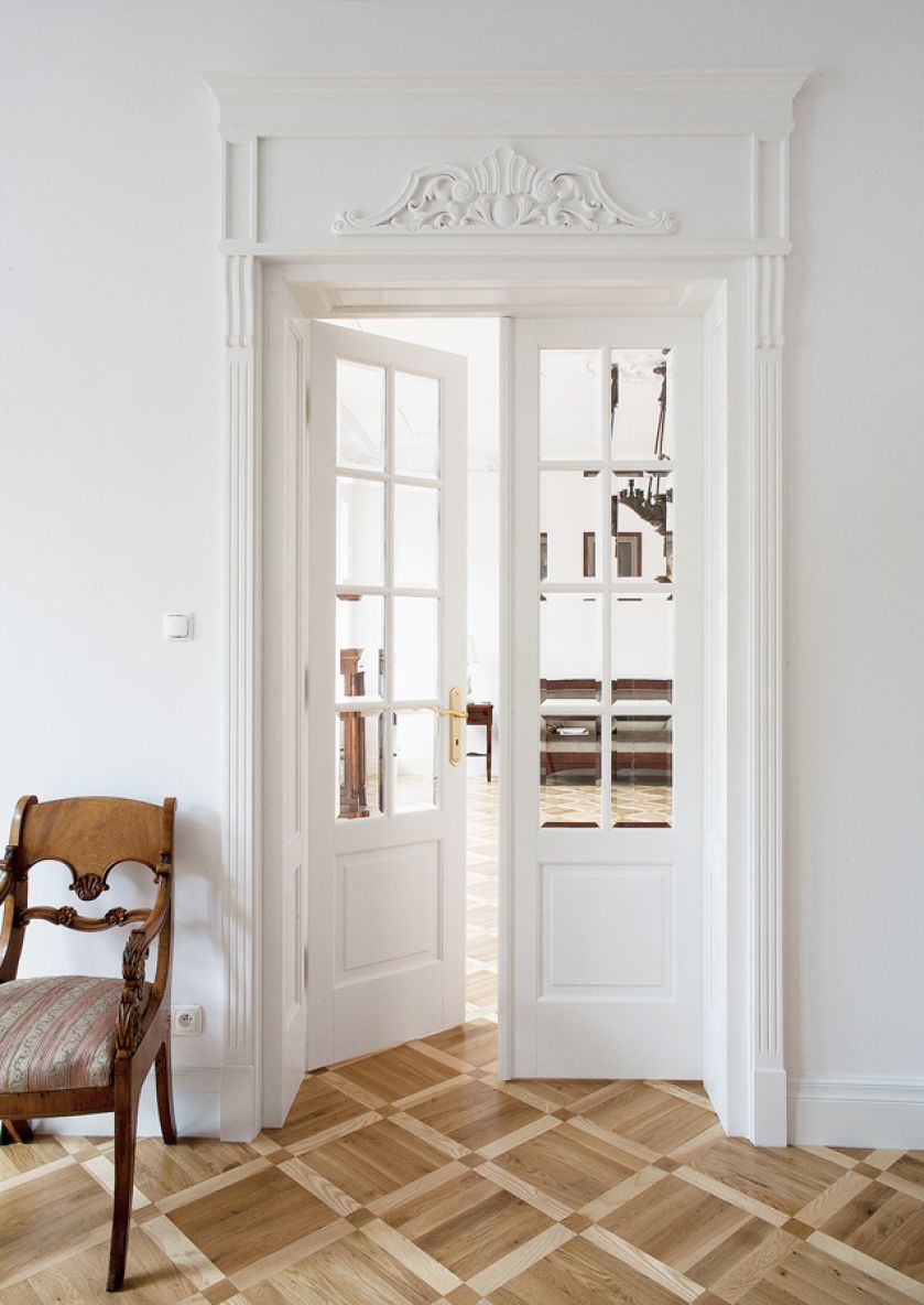 Sosnowe drzwi z ozdobnym portalem, POTRZUSKI